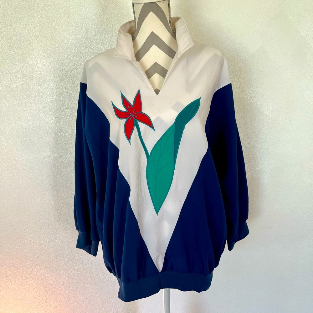 Vintage Large Floral Navy and White Women's Pullover